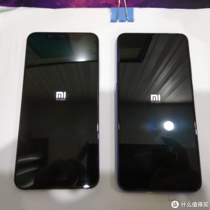 小米9的背部没有开孔,使用了第五代屏幕指纹,小米8使用了背部开孔指纹