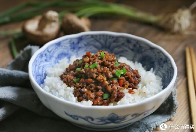 "妈妈,来碗香菇肉酱拌饭!