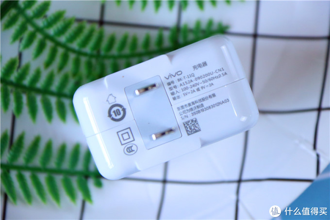 vivoz5充电器参数,vivoz5x充电器 附带的充电头支持双引擎快充,输出的规格也不错,为5v-2a,9v-2a,支持