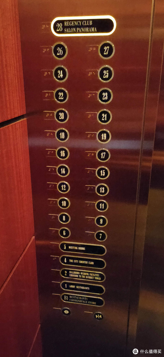 有点复古感的电梯按键