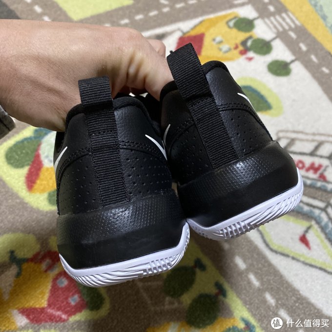 鞋子后跟有黑色的提环.