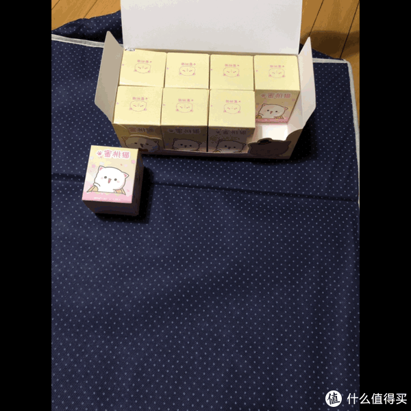 开箱里面是八个小盒子.