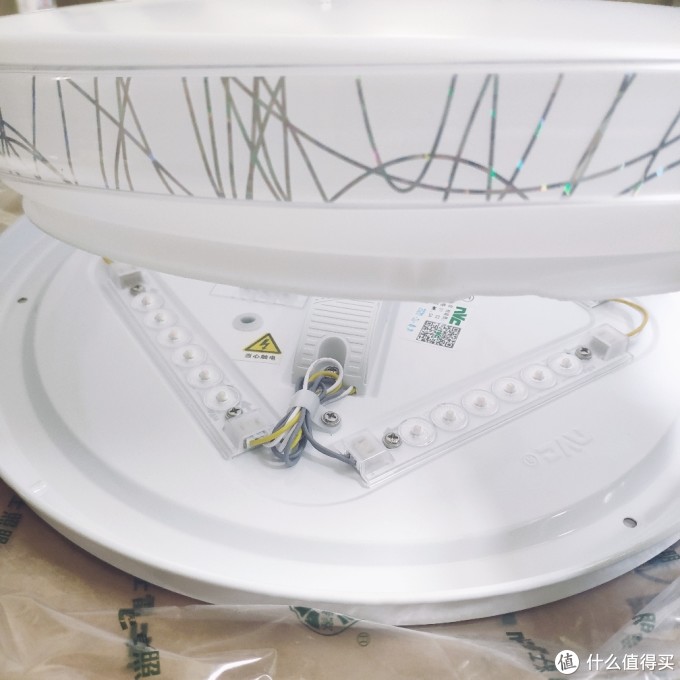 灯罩前面板采用中心仿窗花切割设计,增加了灯具美感