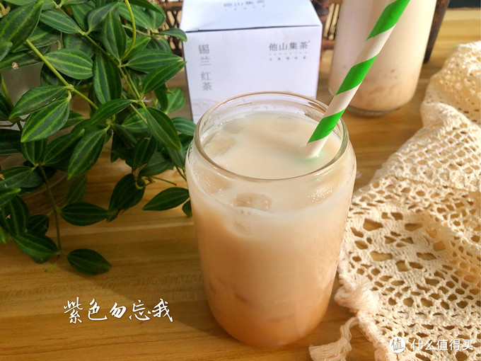 【红茶荔枝饮】食材:锡兰红茶2包,荔枝10颗,牛奶200毫升,冰糖适量