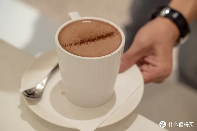 最期待的无非满杯热气腾腾的深棕色饮品——热巧克力,让冷冰冰的天气