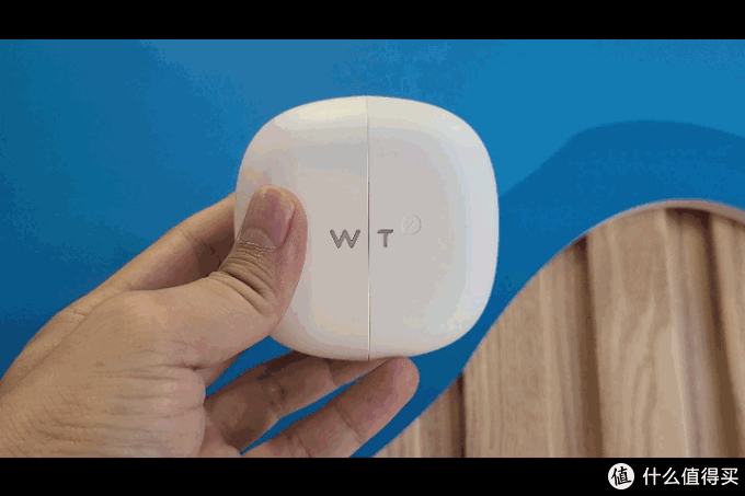 与常见的tws蓝牙耳机相似,时空壶wt2 plus的充电盒同样采用鹅卵石造型