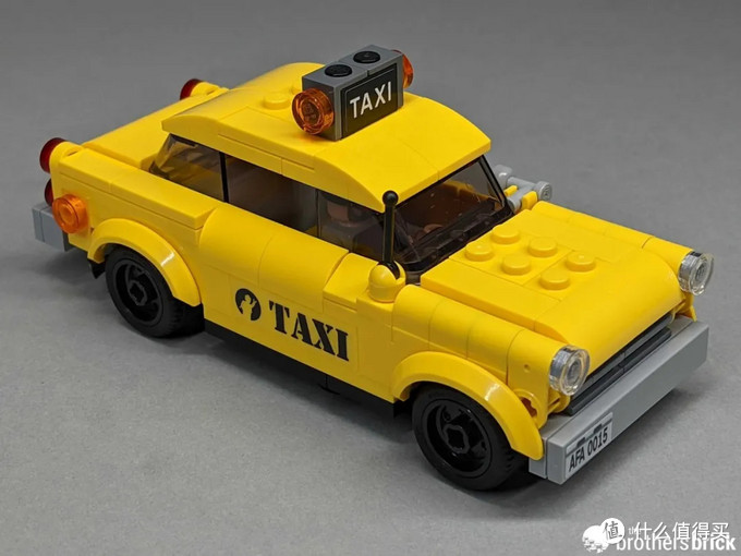 首先是一辆经典的纽约黄色出租车——每一面都清楚地贴着"taxi"贴纸