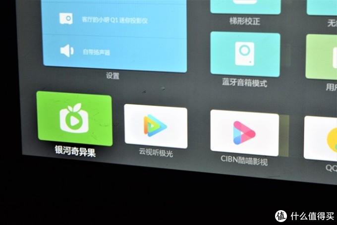 小明q1迷你投影仪体验1080p自带电池小巧便携的千元投影机皇