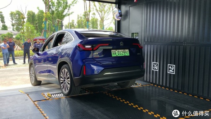 以后你会在加油站看到它那是蔚来第二代换电站全程不用下车