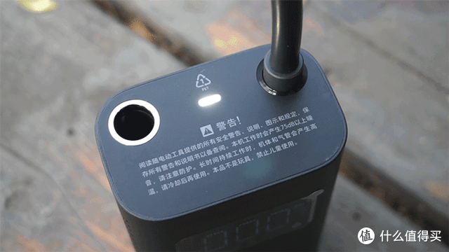 充气泵 mijia/米家充气泵 文章详情 在机身顶部中间处有一个led灯