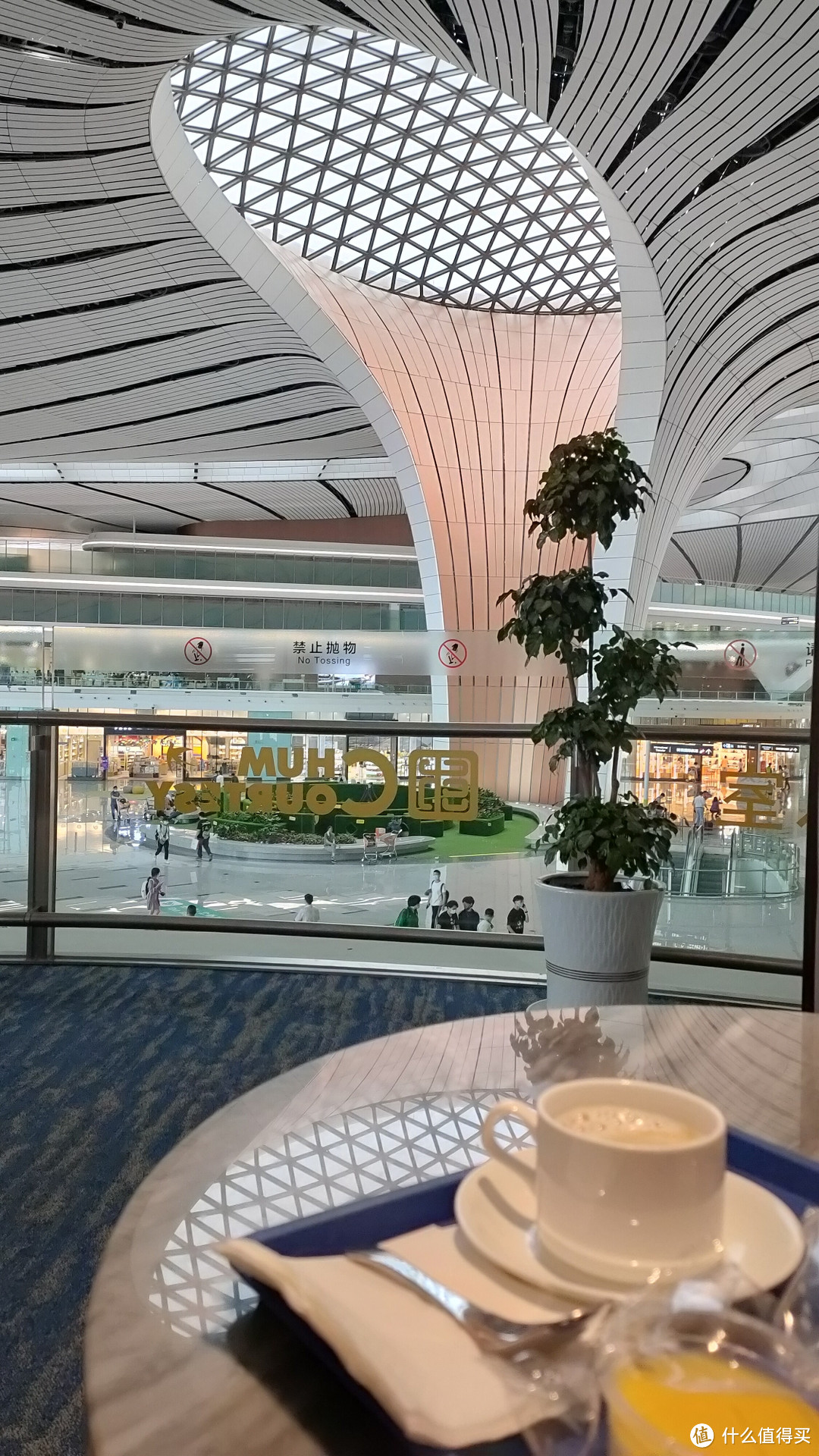 对比之下,北京大兴机场的贵宾厅是真的大,饮料小食种类也多,最重要的