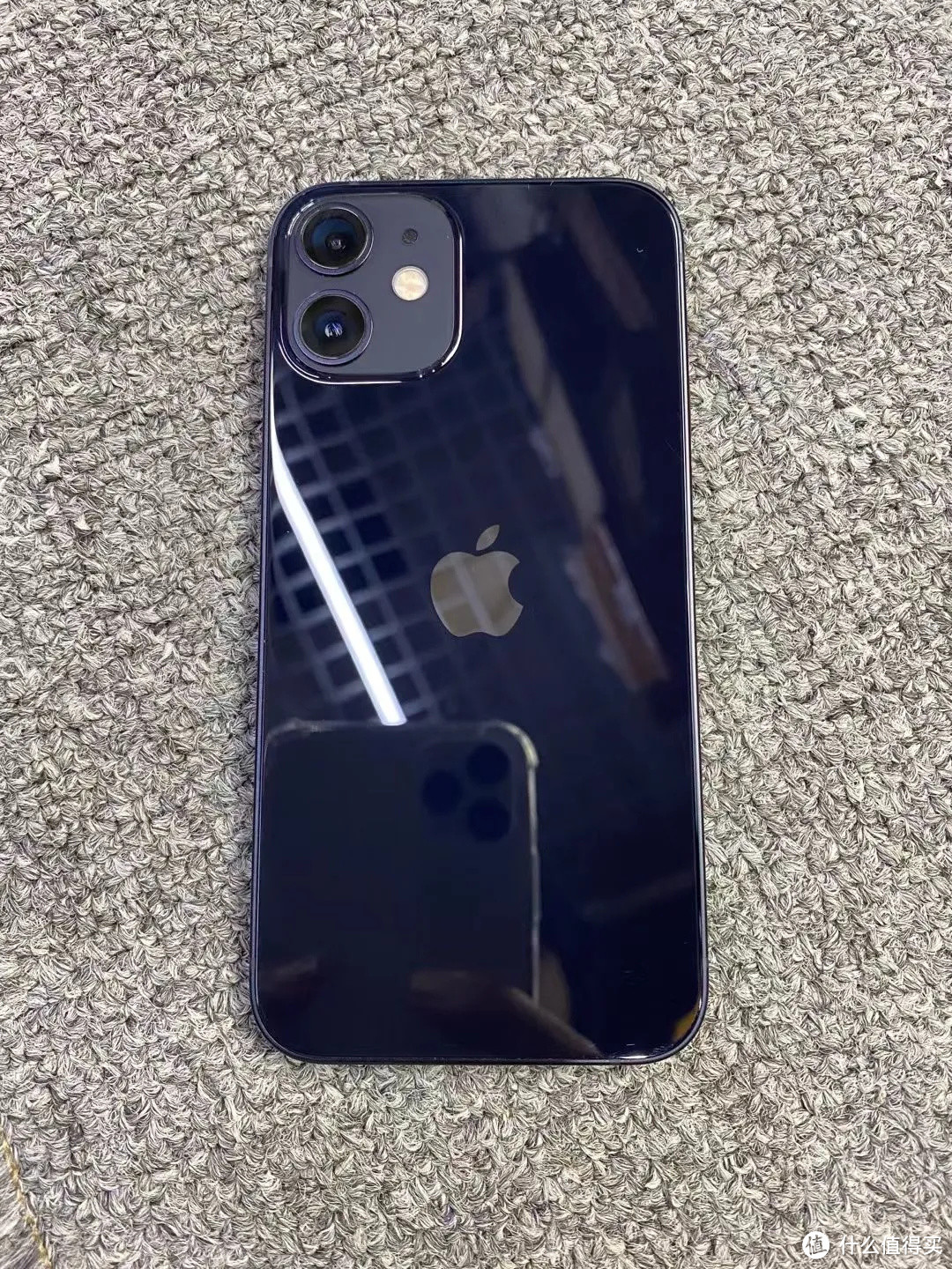 而iphone11采用的是前后玻璃面板,虽然看上去晶莹剔透,但也容易摔碎
