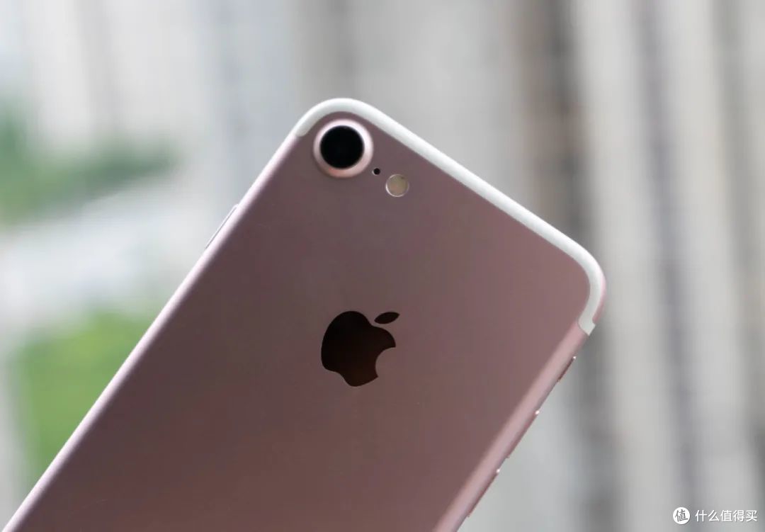 iphone7这代,外观在iphone6的基础上小改,将丑陋的天线白带往边上