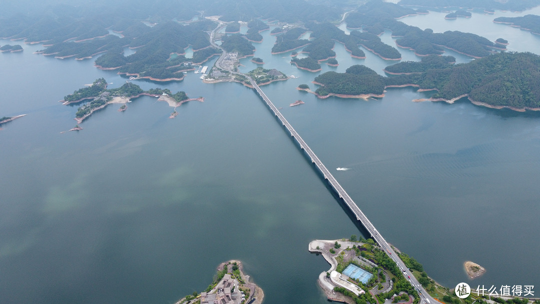 无人机拍摄的千岛湖大桥