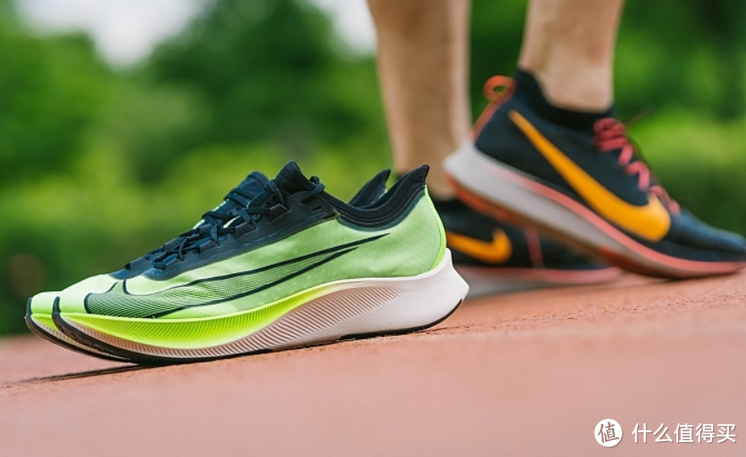 经过顶尖运动员实际上脚的感受反馈修正,因此与上一代的nike zoom fly