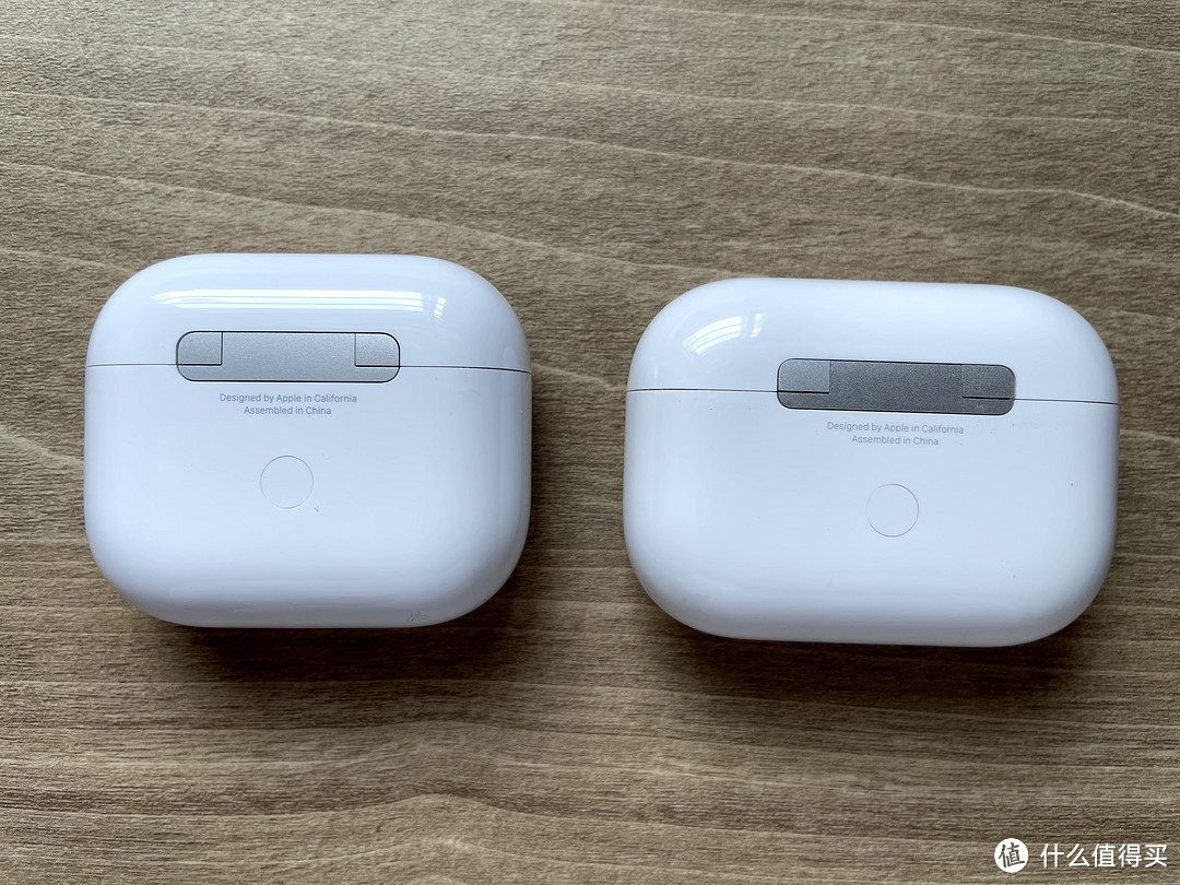 背面对比 左airpods3,右airpods pro