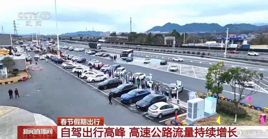 说句大实话:用国庆充电排队来否定新能源的人,非蠢既坏!