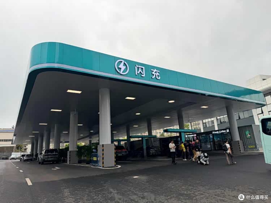 说句大实话:用国庆充电排队来否定新能源的人,非蠢既坏!