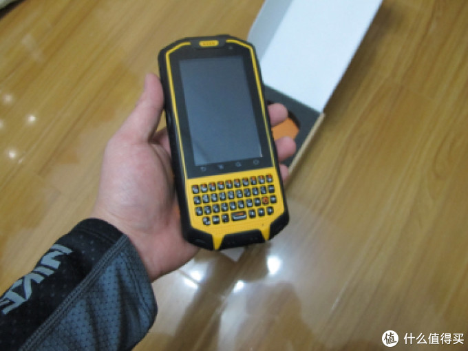 【奇葩物】国货V5霸气智能三防RunboX3开箱(IP67、对讲机、双卡)