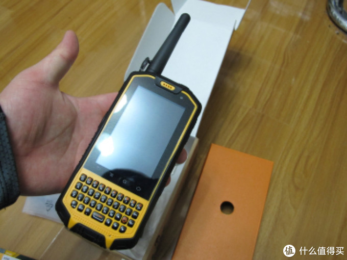 【奇葩物】国货V5霸气智能三防RunboX3开箱(IP67、对讲机、双卡)