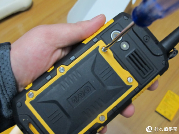 【奇葩物】国货V5霸气智能三防RunboX3开箱(IP67、对讲机、双卡)