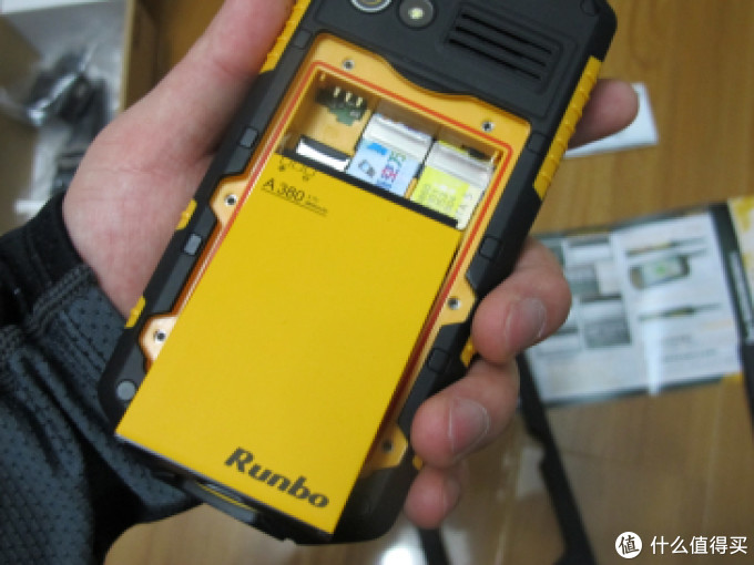 【奇葩物】国货V5霸气智能三防RunboX3开箱(IP67、对讲机、双卡)