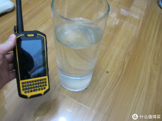 【奇葩物】国货V5霸气智能三防RunboX3开箱(IP67、对讲机、双卡)