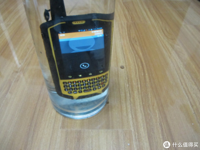 【奇葩物】国货V5霸气智能三防RunboX3开箱(IP67、对讲机、双卡)