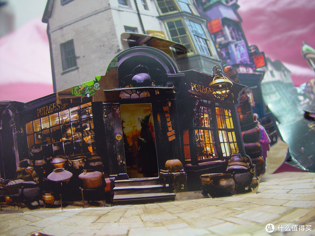 右边的帕特奇坩埚店(potage's cauldron shop.