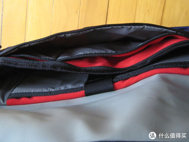 晒下18刀入的“巴萨”款 Timbuk2 天霸 Spark Messenger Sling for Kindle 邮差包