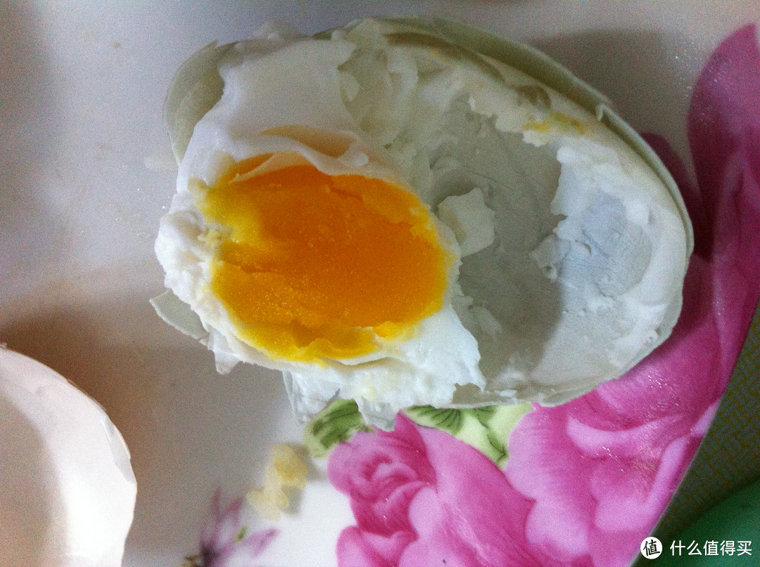 已经把蛋清吃掉了的，这个蛋黄看起来颜色很好看
