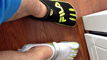 Vibram FiveFingers Bikila 五趾鞋和 FILA SKELE-TOES 四趾鞋各一双……很舒适啊！