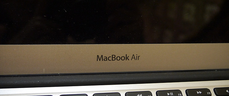 2013款MacBook Air 11寸香港人肉带回。这次我要还是称屌丝是不是会被揍