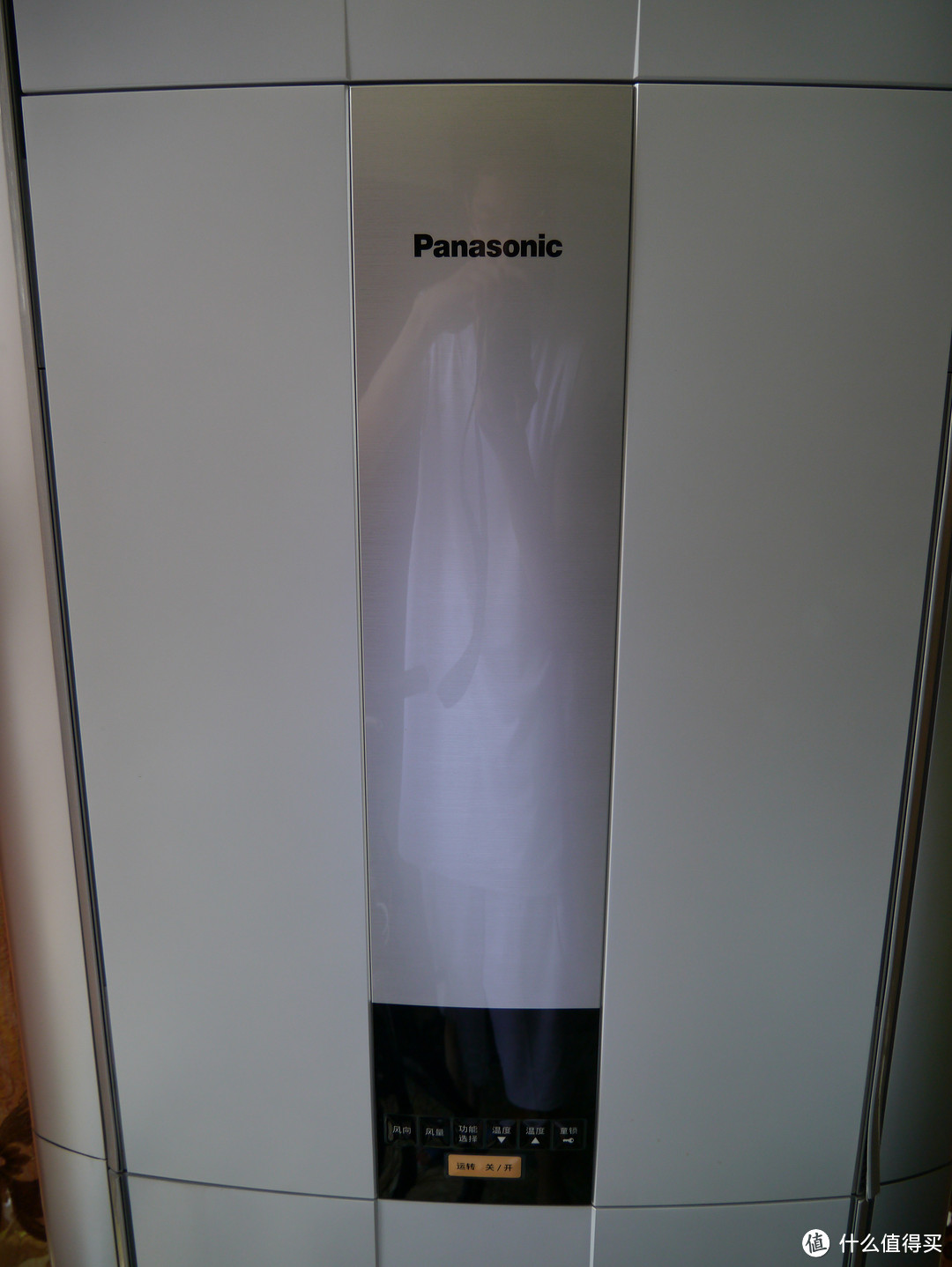 好吧，中控上面的液晶显示屏还有最上面的Panasonic。彰显出高贵典雅的气质。