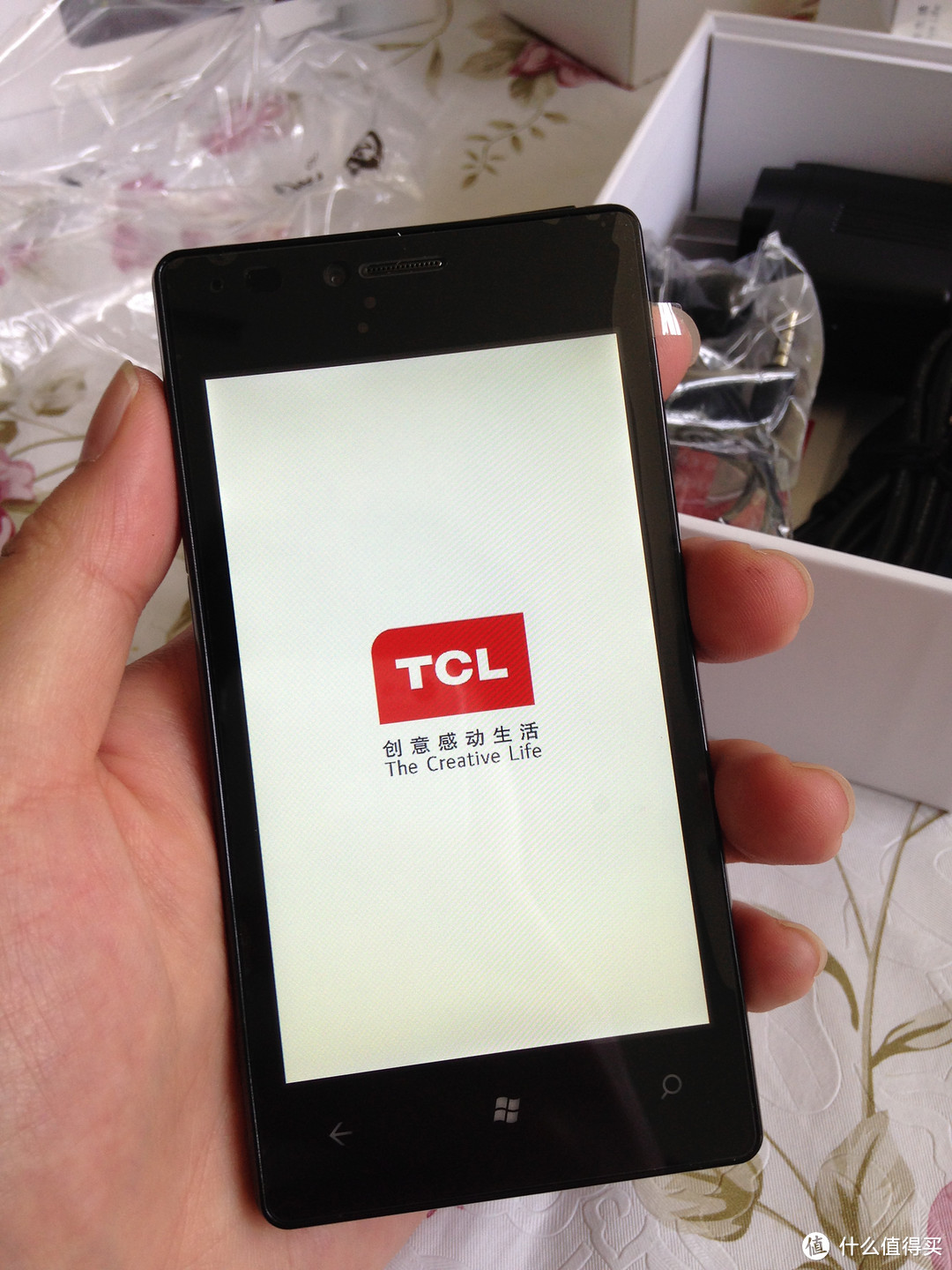 我和我的同事们都惊呆了，人手入了一台TCL S606 Windows Phone 智能手机