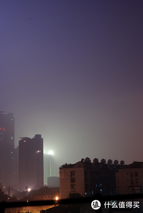 最后给你们来张测试片，看看什么叫柔中锐。这是张随便拍的夜景，画面整体是很柔和的