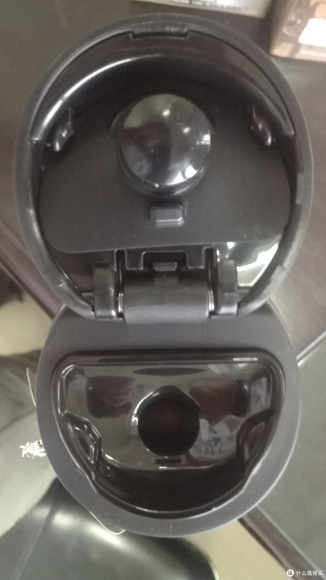单手开后看到一个小洞洞 单手开后看到一个小洞洞