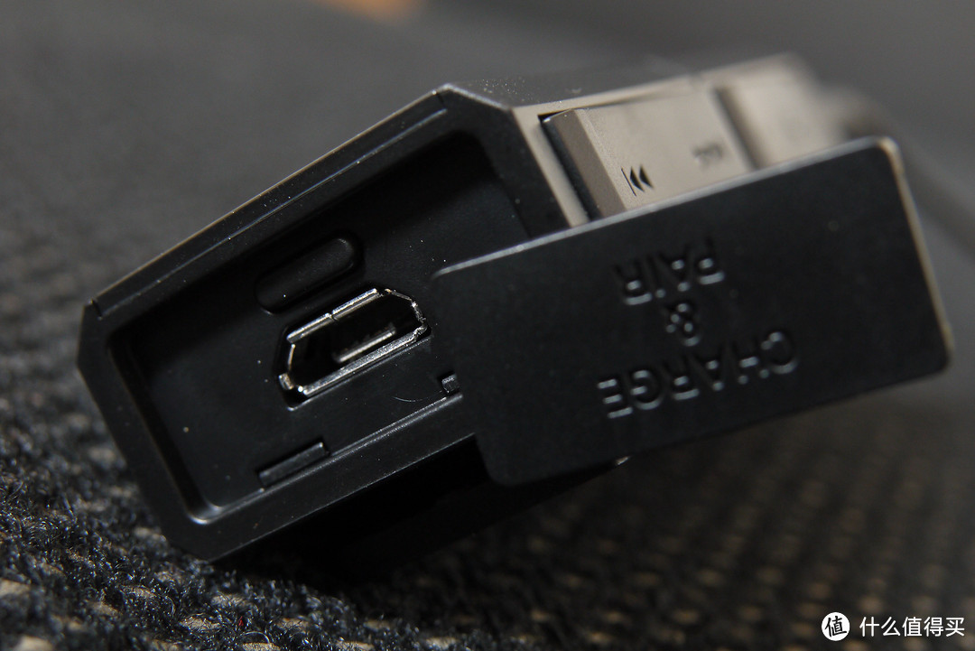 充电Micro-USB接口和配对按键