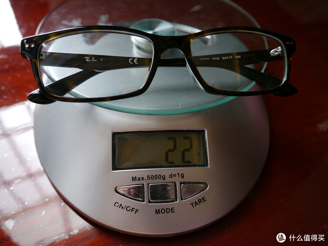 整个眼镜的重量就是22g。很轻的板材了，确实很赞，带上去很轻松！