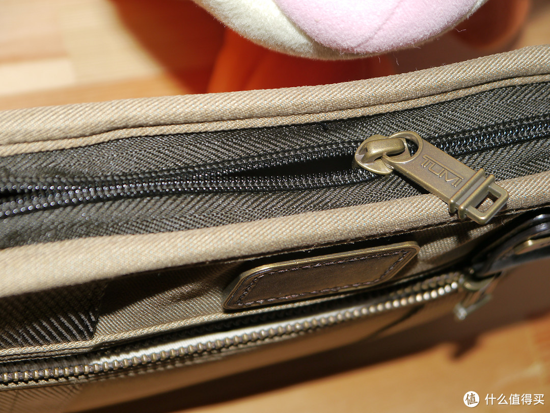 又中TUMI毒——Alpha Bravo Crossbody for iPad 包包