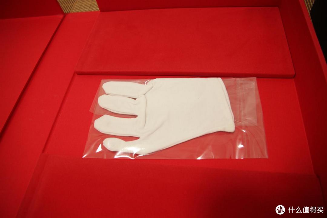 里面还附送了一套Michael标志性的手套，可惜不带钻……