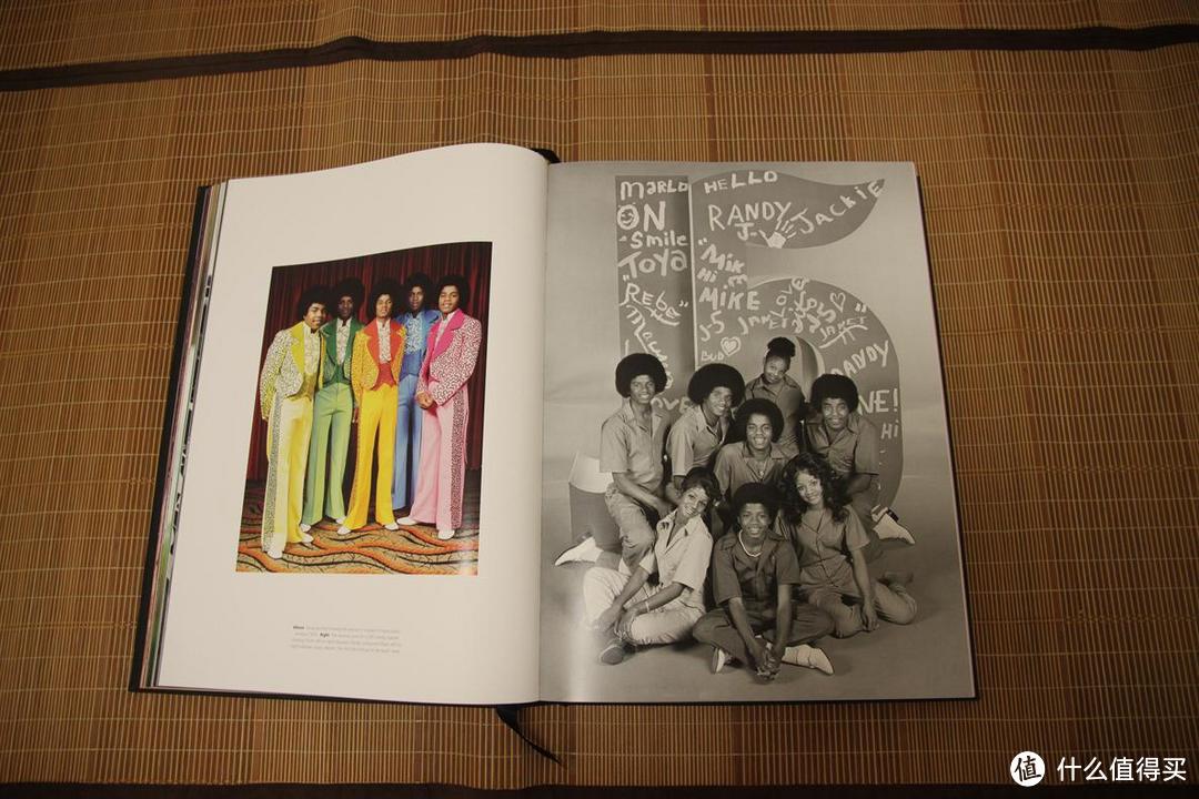 Jackson 5和Jackson兄妹，看到右边站在5下方的年幼的Janet了吗？