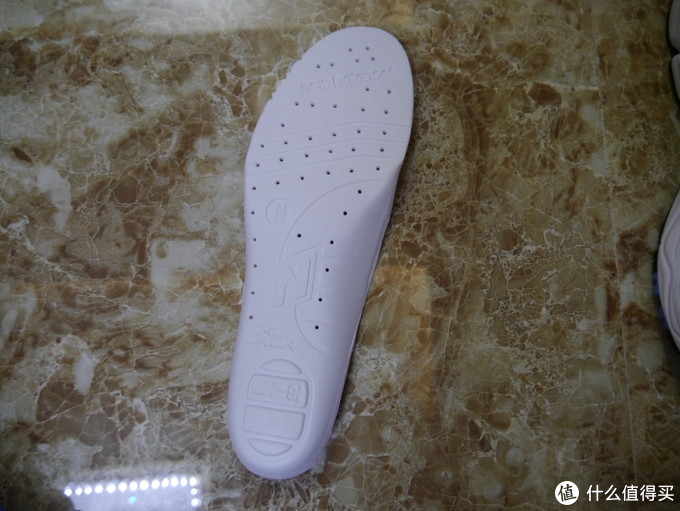 鞋底的背面,摸上去很舒服的质感。 鞋底的背面,摸上去很舒服的质感。