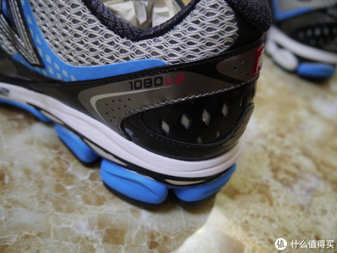 鞋后跟还有1080 V2的字样,表明了此旗舰的身份。 鞋后跟还有1080 V2的字样,表明了此旗舰的身份。