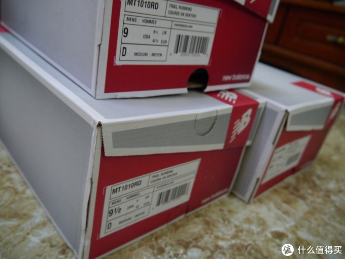 一双9D,2双9.5D,原谅大熊对焦对到上面的鞋盒去了。天气太热! 一双9D,2双9.5D,原谅大熊对焦对到上面的鞋盒去了。天气太热!