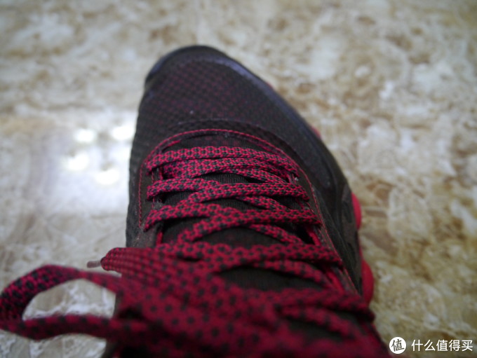 鞋带必须来个特写。这么骚红色的鞋带不给个特写说不过去! 鞋带必须来个特写。这么骚红色的鞋带不给个特写说不过去!