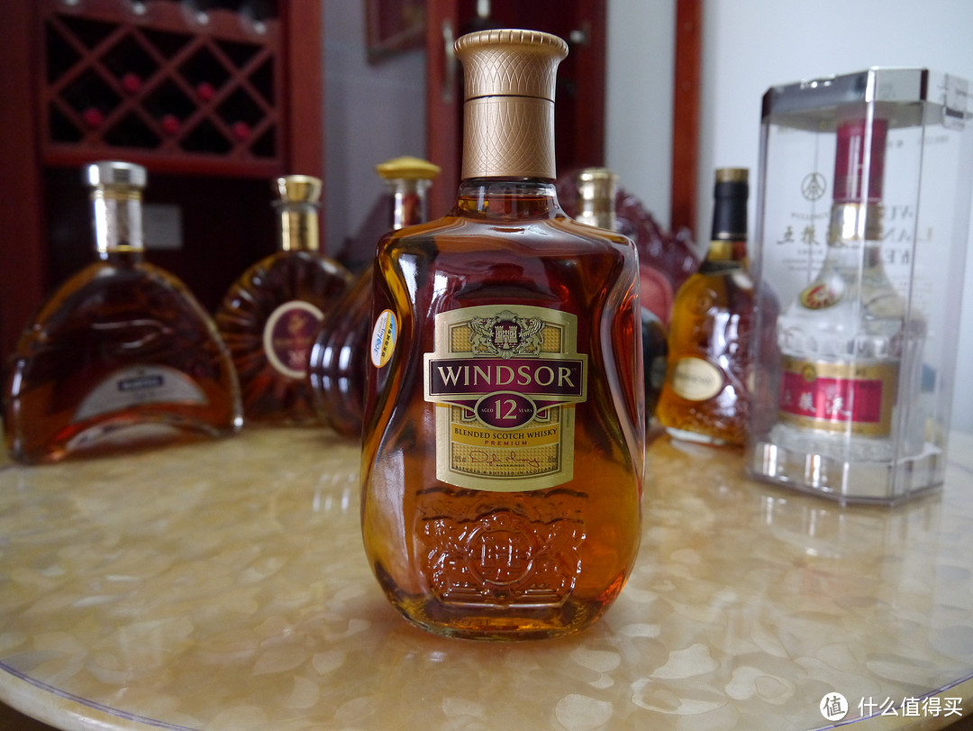 温莎12年威士忌。这酒号称是最便宜的威士忌。左边还有个360京东字样，狂汗一个。