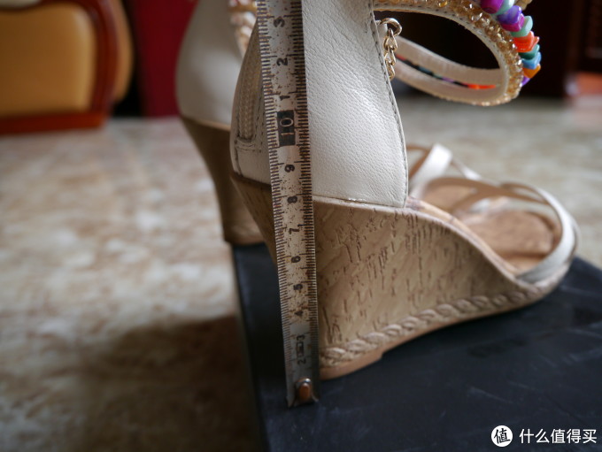 坡跟的高度是8cm,女王平时很少穿这么高跟的,这次想试试挑战一下这个高度。 坡跟的高度是8cm,女王平时很少穿这么高跟的,这次想试试挑战一下这个高度。