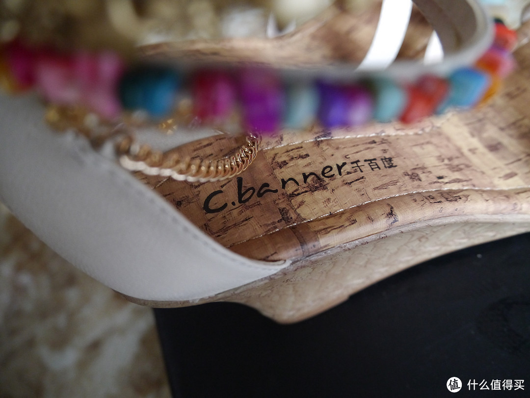 鞋垫上明确写着千百度，这个牌子好像还挺出名的。
