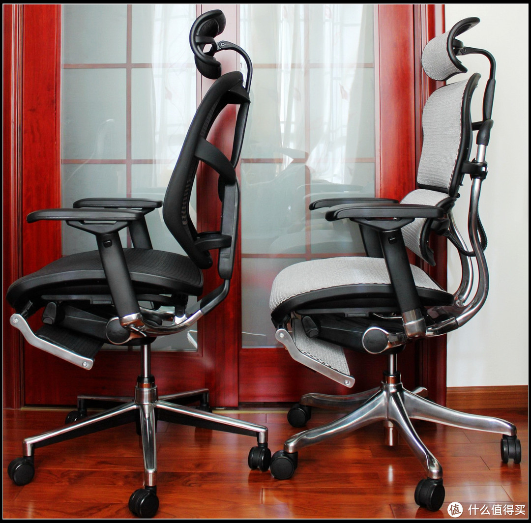 两张椅子的侧面对比。两款椅子靠背最主要的区别就是腰部是否有独立结构。金卓是靠一个塑料板支撑腰部。
